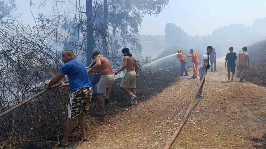 Antalya’da Mezarlık Yangını Ormana Sıçradı, Mahalleliyi Alarma Geçirdi