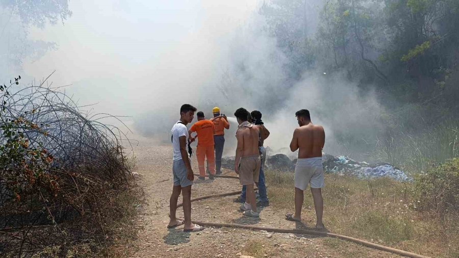 Antalya’da Mezarlık Yangını Ormana Sıçradı, Mahalleliyi Alarma Geçirdi