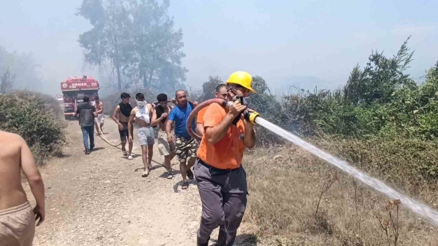 Antalya’da Mezarlık Yangını Ormana Sıçradı, Mahalleliyi Alarma Geçirdi