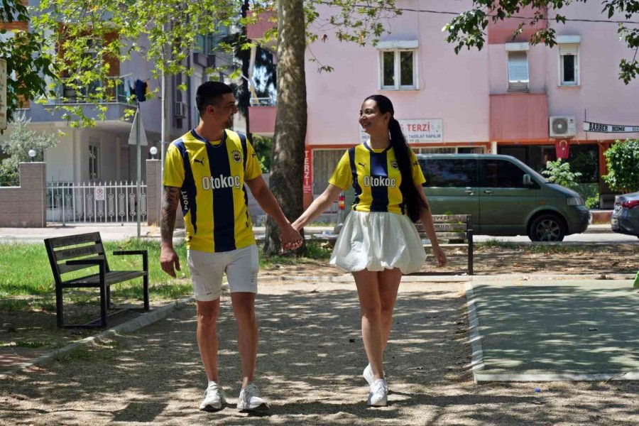 Yıllar Sonra Buluşan İlkokuldaki Fenerbahçe Aşıkları, Dünya Fenerbahçeliler Günü’nde Dünya Evine Girdi