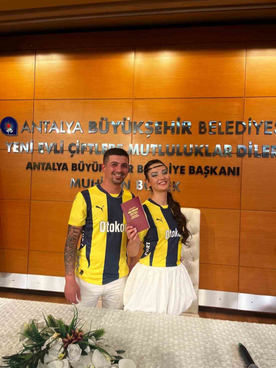 Yıllar Sonra Buluşan İlkokuldaki Fenerbahçe Aşıkları, Dünya Fenerbahçeliler Günü’nde Dünya Evine Girdi