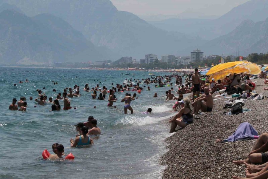 Antalya’da Rekor Sıcaklık Nedeniyle Sokaklar Boşaldı, Sahiller Doldu