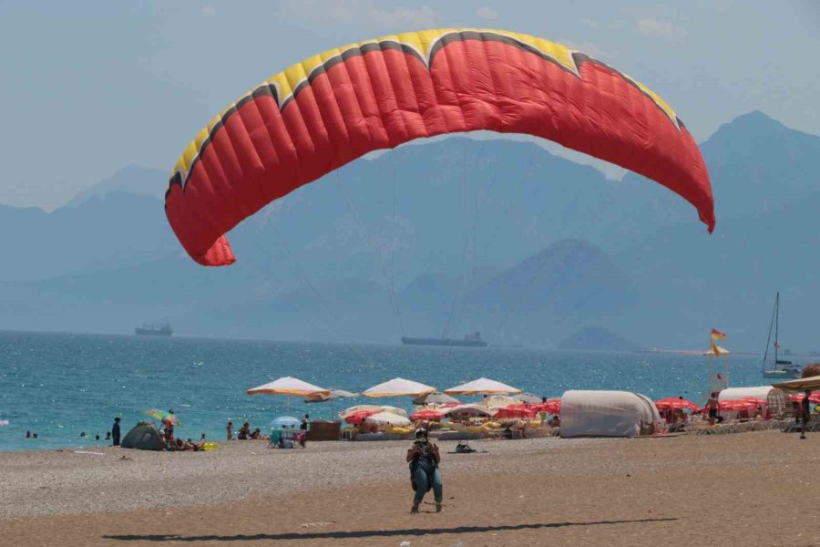 Antalya’da Rekor Sıcaklık Nedeniyle Sokaklar Boşaldı, Sahiller Doldu