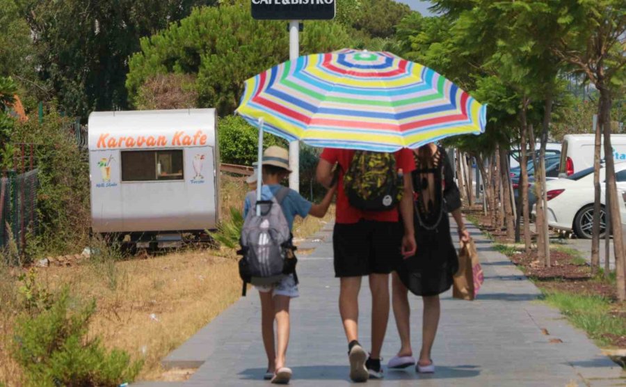 Antalya’da Rekor Sıcaklık Nedeniyle Sokaklar Boşaldı, Sahiller Doldu