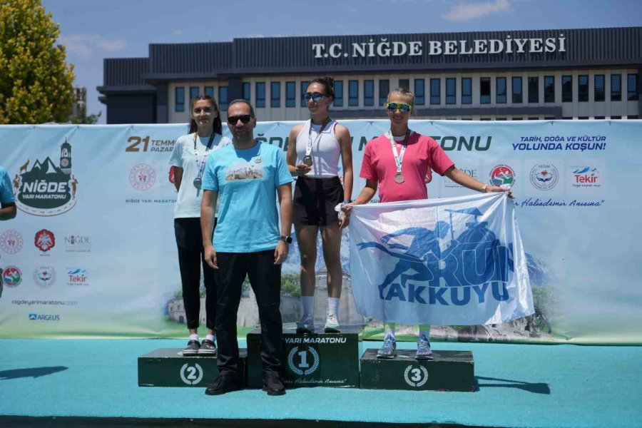 Niğde’de Şehit Ömer Halisdemir Anısına Yarı Maraton Düzenlendi