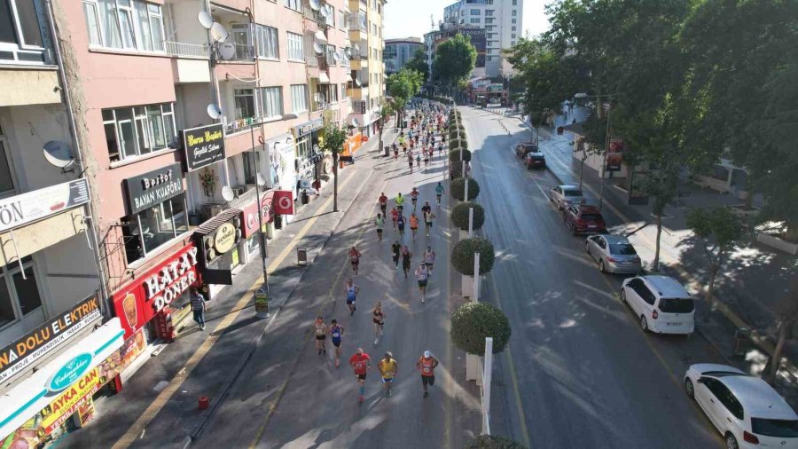 Niğde’de Şehit Ömer Halisdemir Anısına Yarı Maraton Düzenlendi