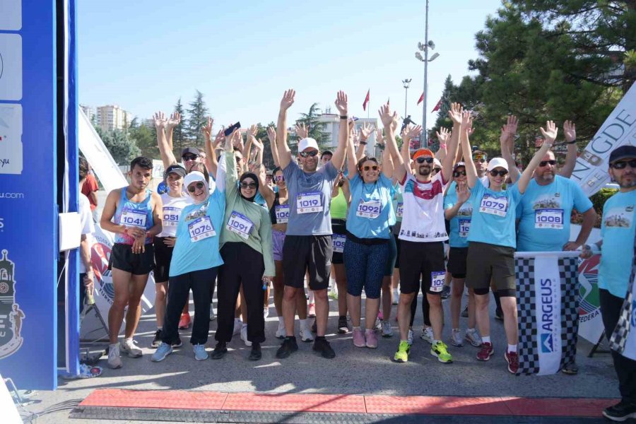 Niğde’de Şehit Ömer Halisdemir Anısına Yarı Maraton Düzenlendi