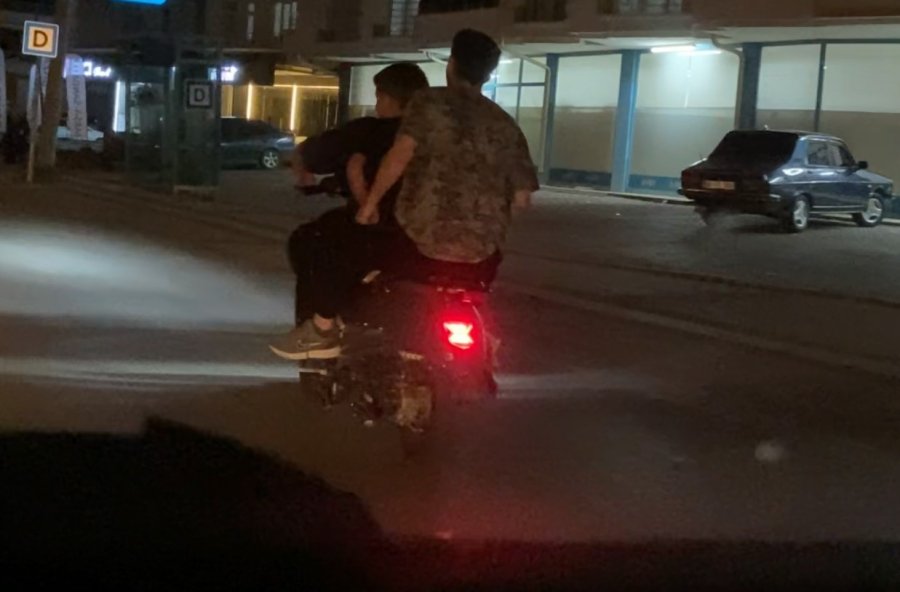 Motosiklette 2’si Çocuk 3 Kişinin Tehlikeli Yolculuğu Kamerada