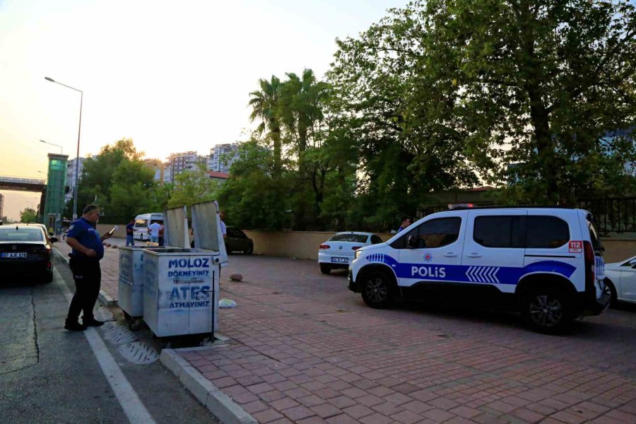 Okul Önünde Çöpe Atılan Bayraklar Polisi Alarma Geçirdi