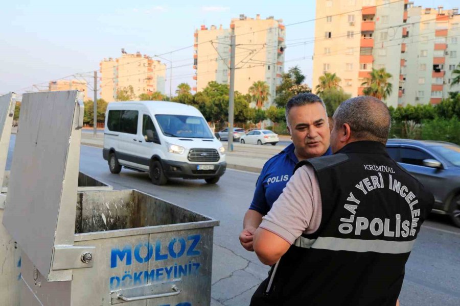 Okul Önünde Çöpe Atılan Bayraklar Polisi Alarma Geçirdi