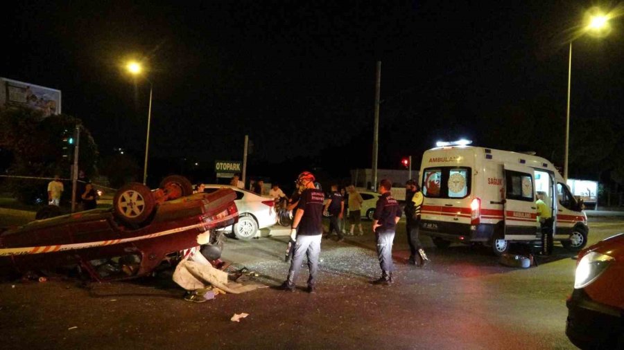 Otomobiller Kavşakta Çarpıştı, Takla Atan Araçtaki 2 Kişi Yaralandı