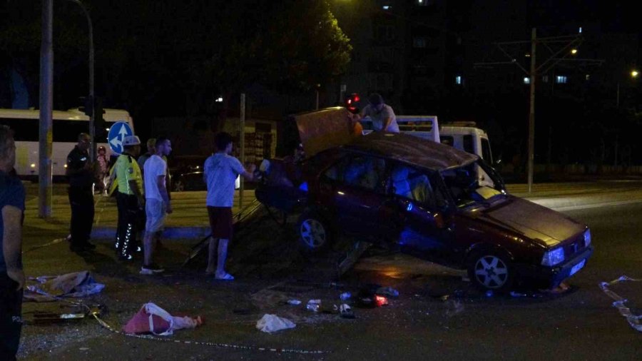 Otomobiller Kavşakta Çarpıştı, Takla Atan Araçtaki 2 Kişi Yaralandı