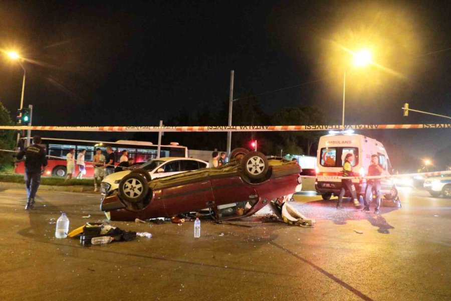 Otomobiller Kavşakta Çarpıştı, Takla Atan Araçtaki 2 Kişi Yaralandı