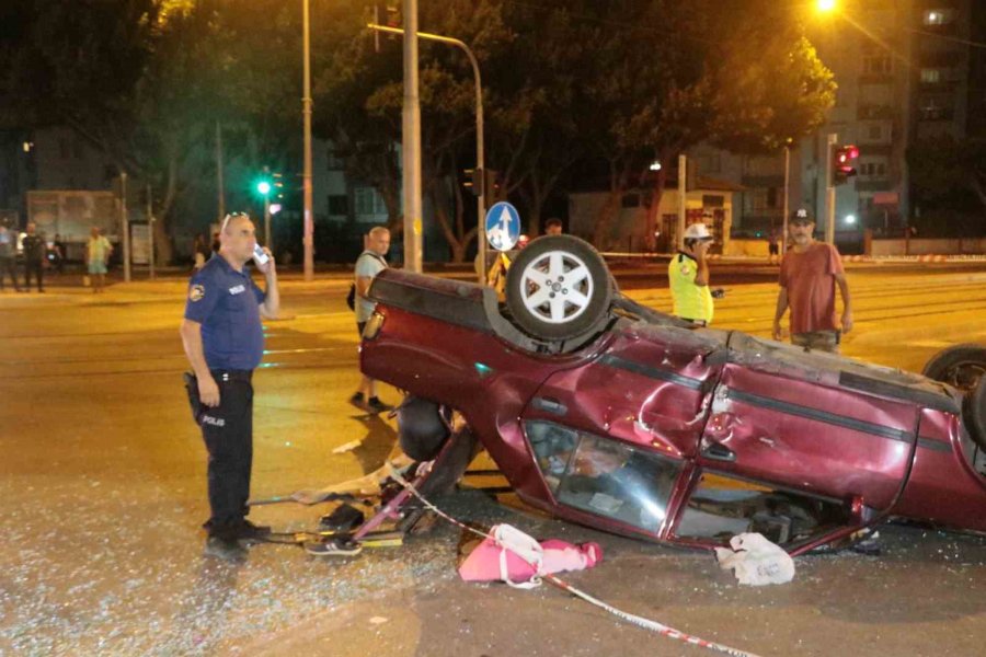 Otomobiller Kavşakta Çarpıştı, Takla Atan Araçtaki 2 Kişi Yaralandı