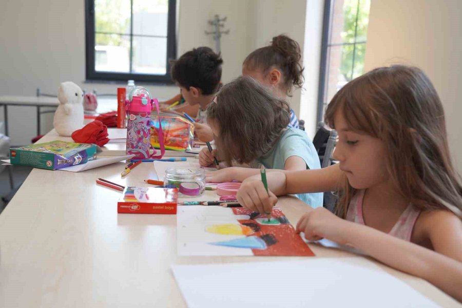 Çocuklar Yaz Tatilinde El Becerilerini Geliştiriyor