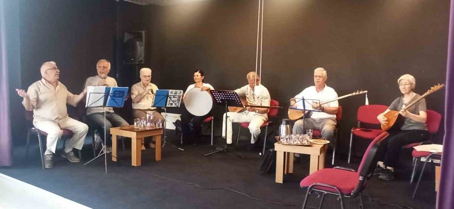 Eskişehir’de Yaşlılar İçin Türk Halk Müziği Grubu Tarafından Verilen Konser İlgi Gördü