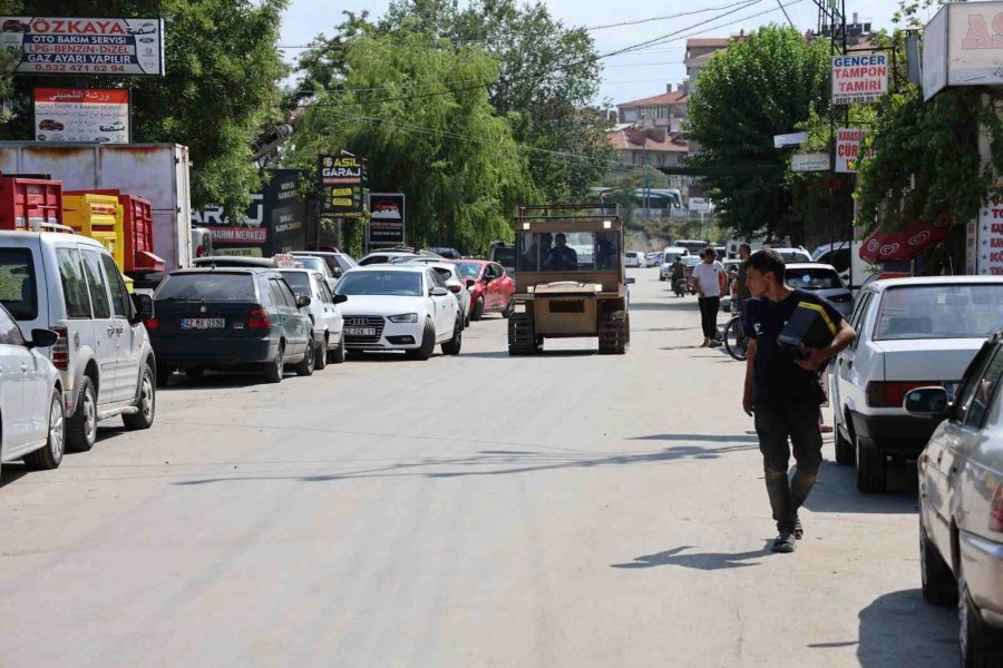 Bataklıkta Mahsur Kalınca Kendi Paletli Aracını Yaptı