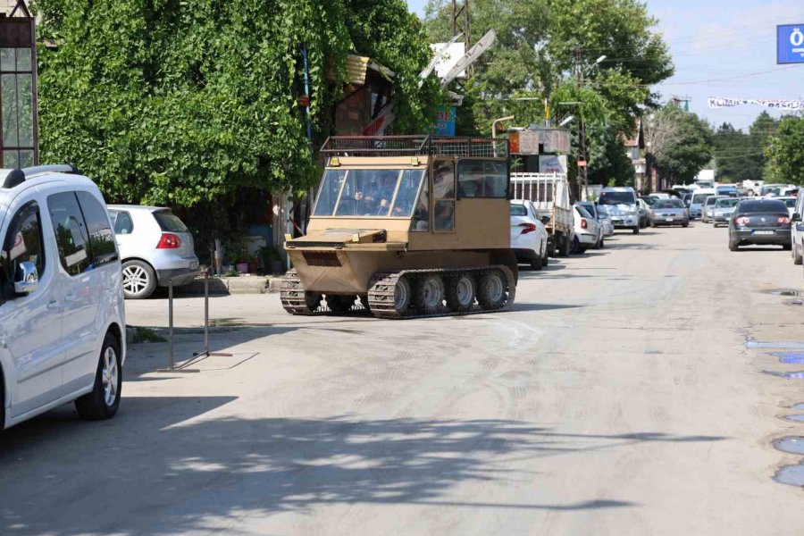 Bataklıkta Mahsur Kalınca Kendi Paletli Aracını Yaptı