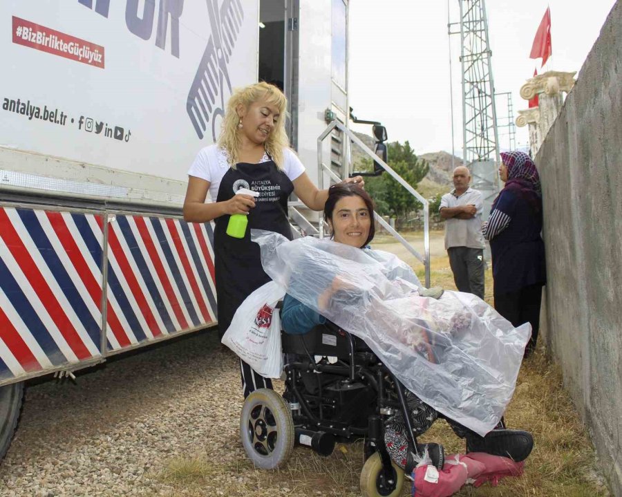 Büyükşehir’in Mobil Kuaför Tırı Yaylalarda