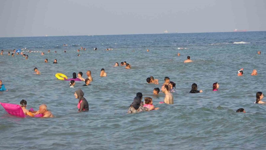 Sıcaktan Bunalan Vatandaşlar Serinlemek İçin Gölgelik Alanları Ve Denizi Tercih Ediyor