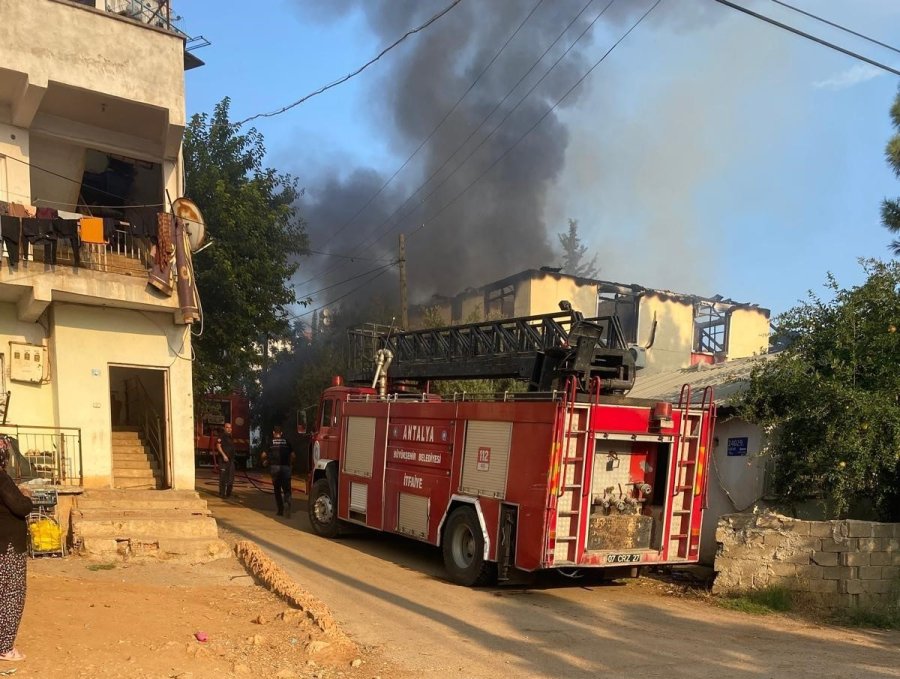 Pazar Alışverişine Giden Baba Ve Oğlunun Evleri Küle Döndü