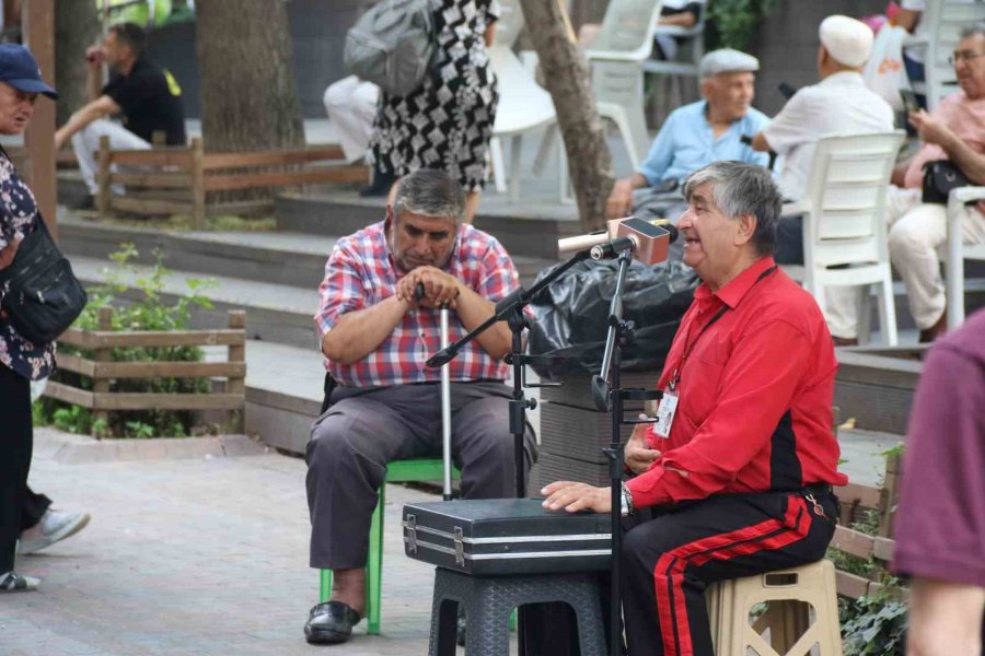 36 Yıldır Oturarak Uyuyan Adam: “herkes Yattıktan Sonra Gece Çocuk Gibi Ağlıyorum”