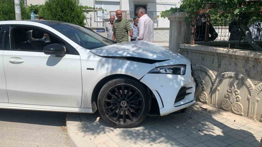 Gurbetçi Aile Evine Giremeden Kaza Yaptı: 1 Yaralı