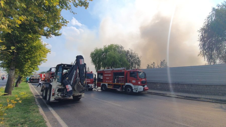 Kayseri’de Kağıt Fabrikasında Yangın