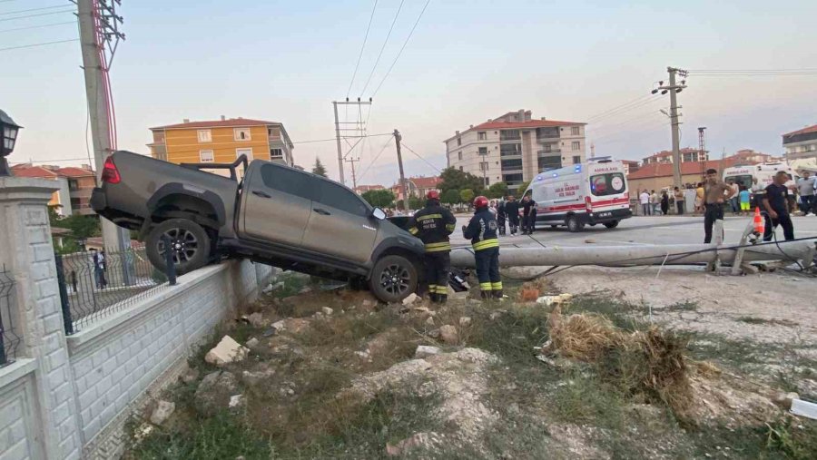 Direğe Çarpan Pikap Bahçe Duvarında Asılı Kaldı, Sürücü Yaralandı