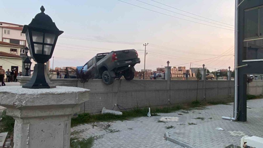 Direğe Çarpan Pikap Bahçe Duvarında Asılı Kaldı, Sürücü Yaralandı