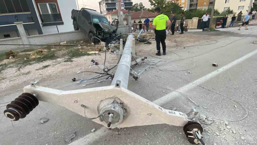 Direğe Çarpan Pikap Bahçe Duvarında Asılı Kaldı, Sürücü Yaralandı