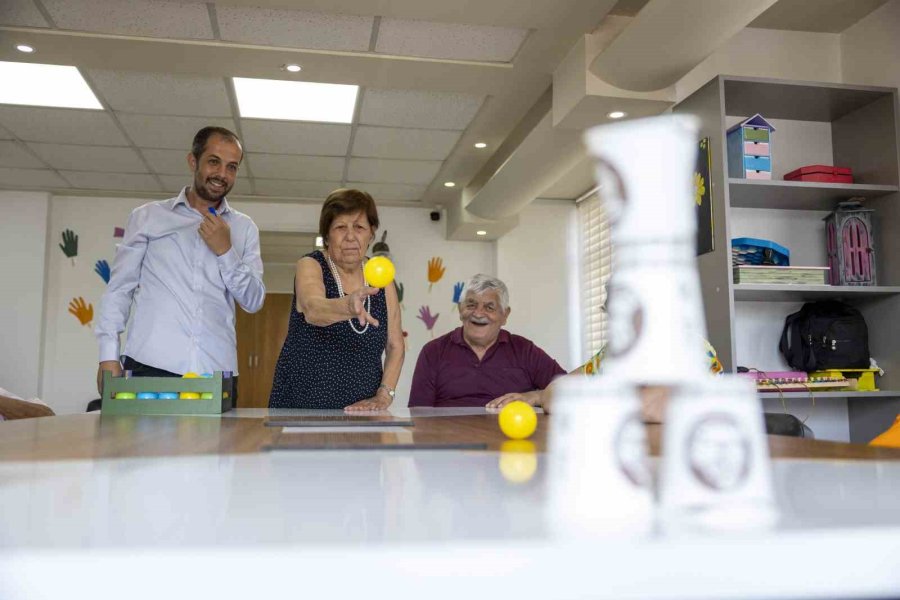 Gülümse Alzheimer Yaşam Merkezi’nde Hastalar Hayata Daha Sıkı Tutunuyor