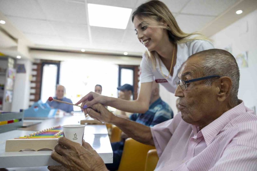 Gülümse Alzheimer Yaşam Merkezi’nde Hastalar Hayata Daha Sıkı Tutunuyor