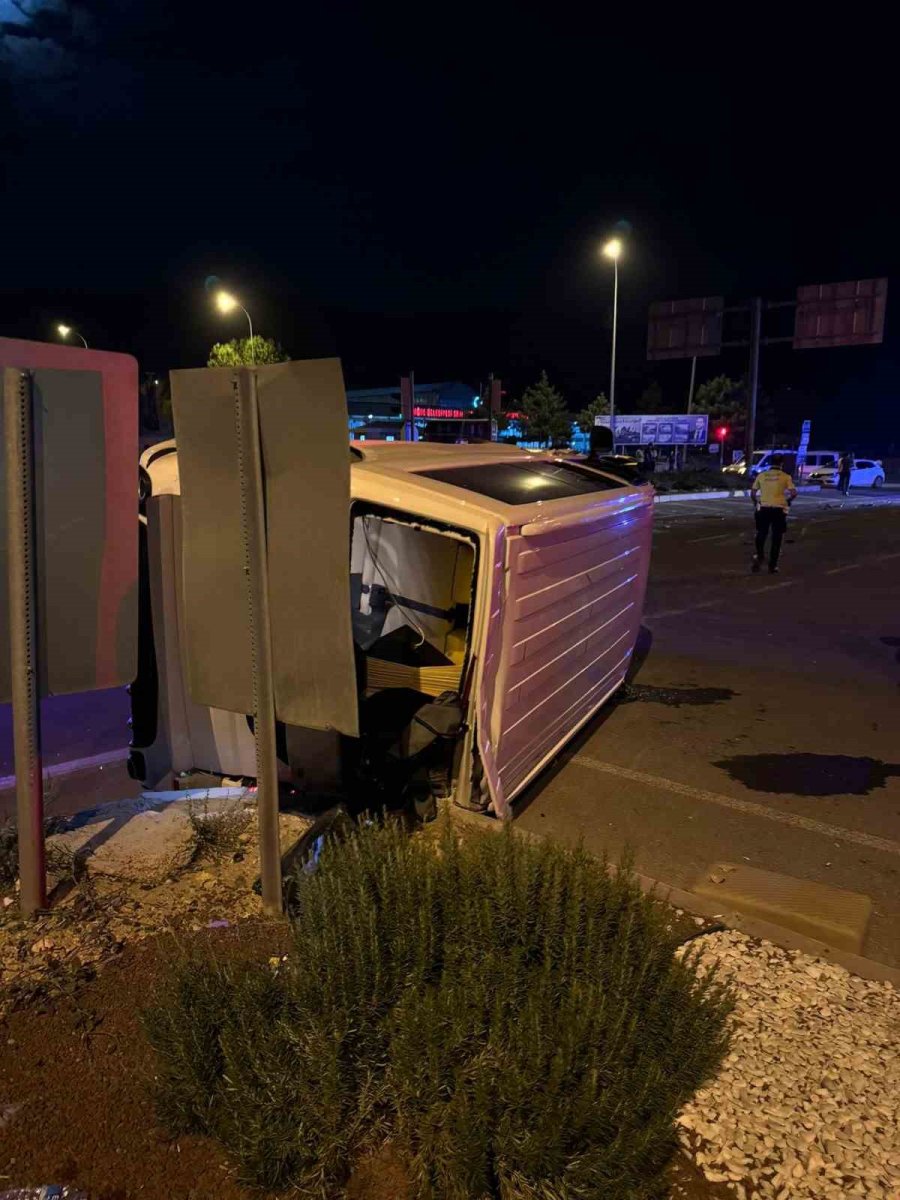 Niğde’de Minibüs İle Otomobil Çarpıştı: 2 Yaralı