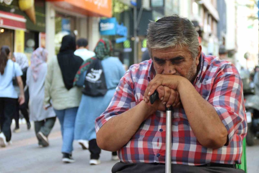 36 Yıldır Oturarak Uyuyan Adam: “herkes Yattıktan Sonra Gece Çocuk Gibi Ağlıyorum”