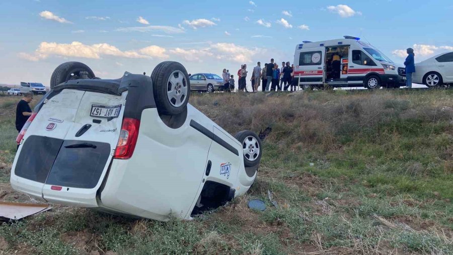 Otomobilin Arkadan Çarptığı Hafif Ticari Araç Takla Atarak Şarampole Uçtu: 3 Yaralı