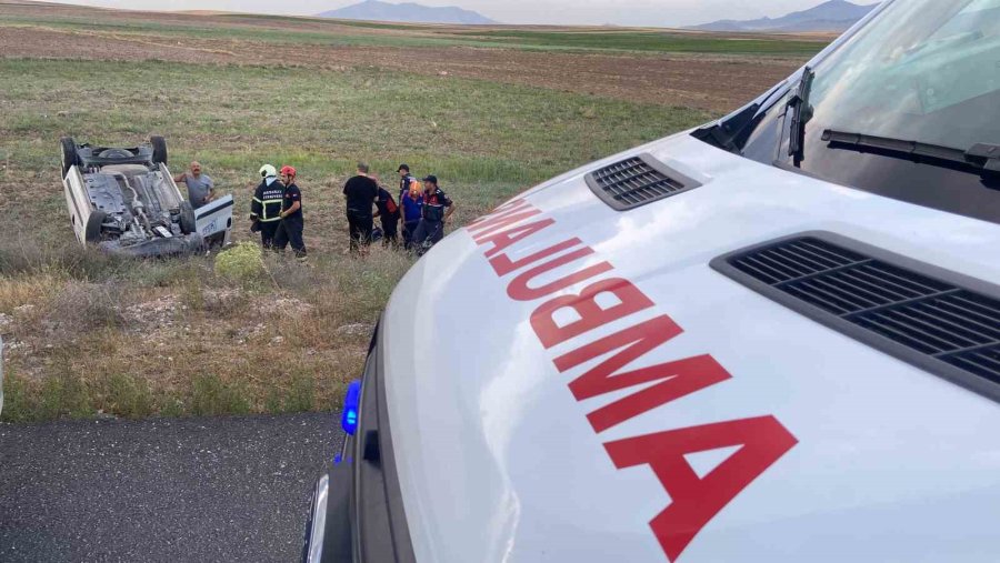 Otomobilin Arkadan Çarptığı Hafif Ticari Araç Takla Atarak Şarampole Uçtu: 3 Yaralı