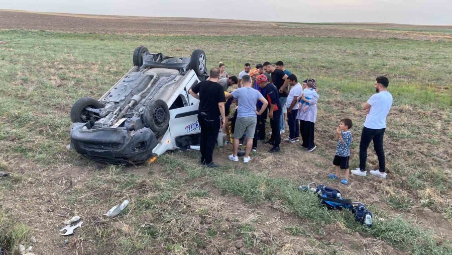 Otomobilin Arkadan Çarptığı Hafif Ticari Araç Takla Atarak Şarampole Uçtu: 3 Yaralı