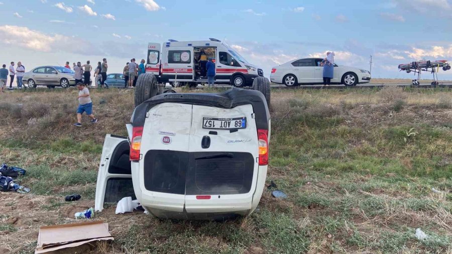 Otomobilin Arkadan Çarptığı Hafif Ticari Araç Takla Atarak Şarampole Uçtu: 3 Yaralı