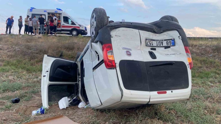 Otomobilin Arkadan Çarptığı Hafif Ticari Araç Takla Atarak Şarampole Uçtu: 3 Yaralı