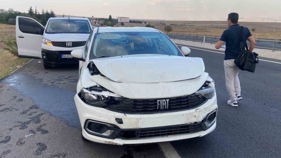 Otomobilin Arkadan Çarptığı Hafif Ticari Araç Takla Atarak Şarampole Uçtu: 3 Yaralı