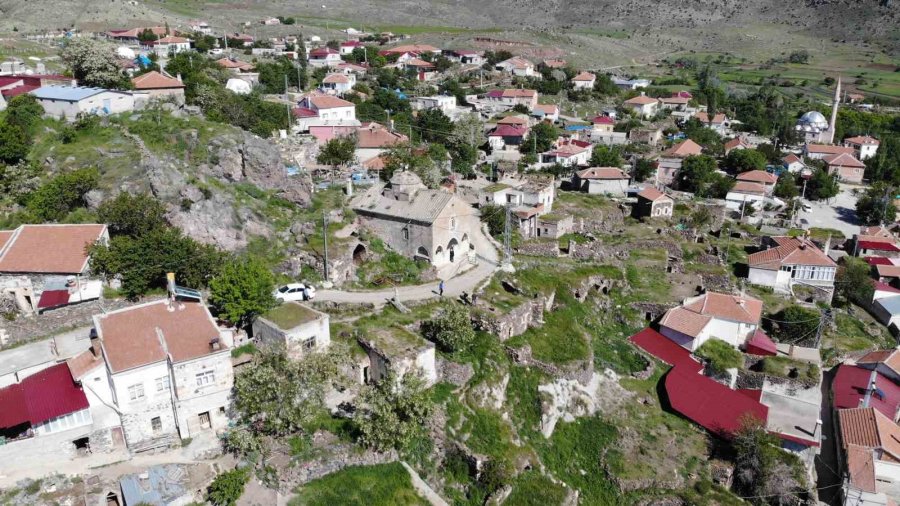 Aksaray’daki 244 Yıllık Kiliseden Çevrilen Cami İmam Bekliyor