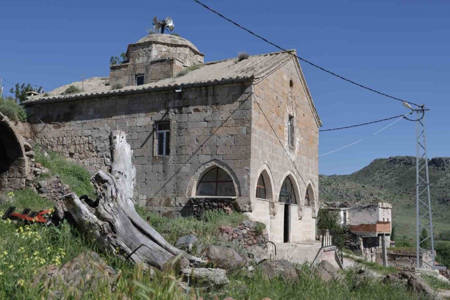 Aksaray’daki 244 Yıllık Kiliseden Çevrilen Cami İmam Bekliyor