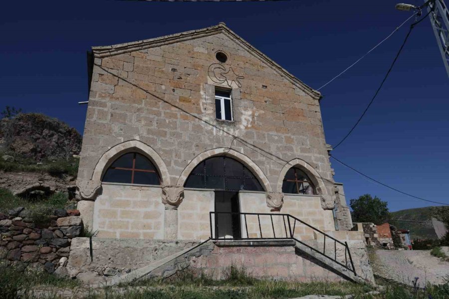 Aksaray’daki 244 Yıllık Kiliseden Çevrilen Cami İmam Bekliyor