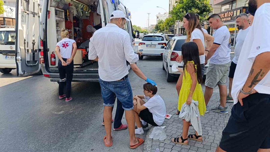 Otomobil, Yola Fırlayan Turist Çocuğa Çarptı