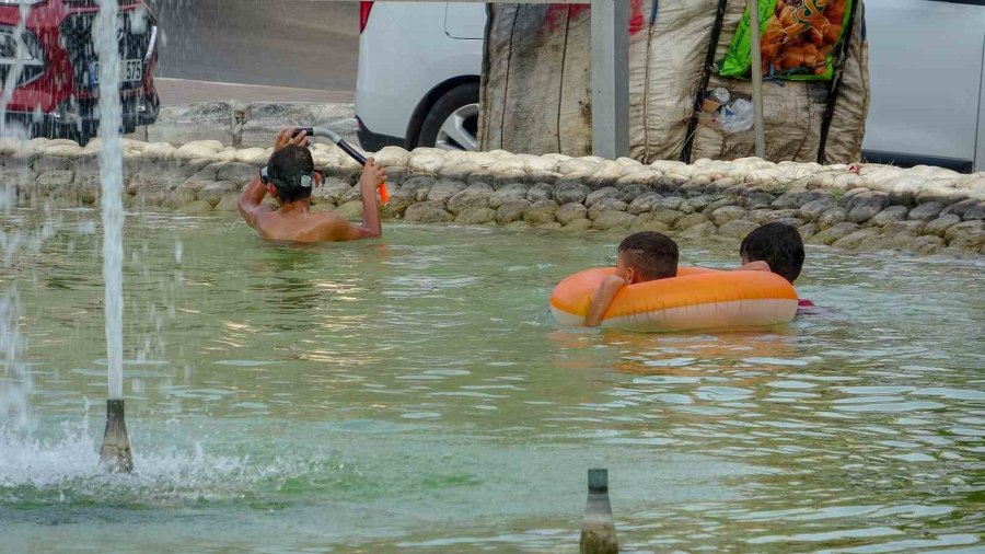 Antalya’da Sıcaktan Bunalan Hurdacı Çocuklar Deniz Gözlüklerini Takıp Soluğu Süs Havuzunda Aldı