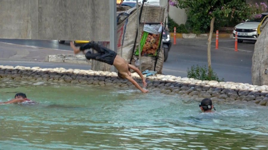 Antalya’da Sıcaktan Bunalan Hurdacı Çocuklar Deniz Gözlüklerini Takıp Soluğu Süs Havuzunda Aldı