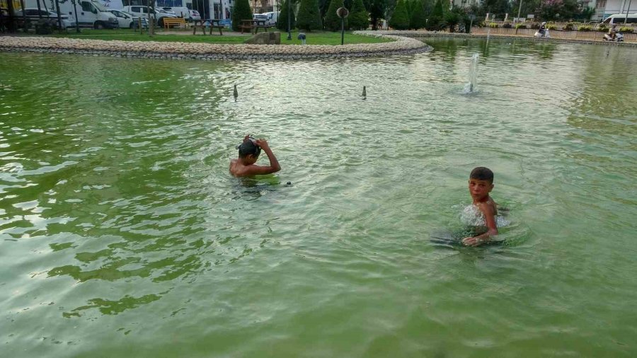 Antalya’da Sıcaktan Bunalan Hurdacı Çocuklar Deniz Gözlüklerini Takıp Soluğu Süs Havuzunda Aldı