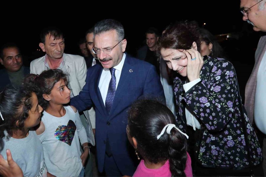 Vali Aksoy Eşiyle Yerde Bağdaş Kurup Mevsimlik İşçilerin Çocuklarıyla Film İzledi