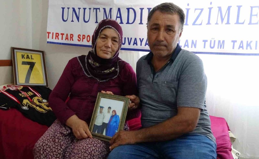 Bayram Ve Babalar Gününde Evlat Acısı Yaşadı: 40 Gündür Firarda Olan Sürücünün Yakalanmasını İstedi